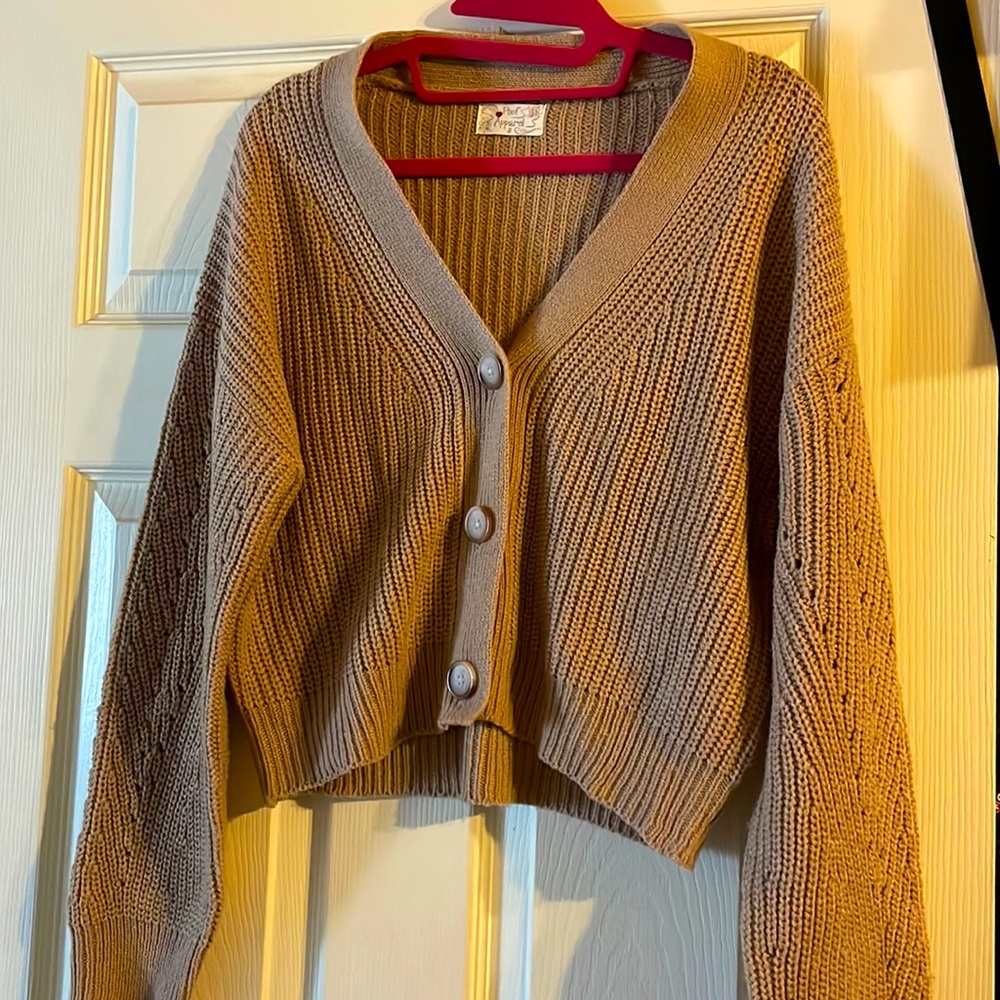 Tan 3 button cropped sweater🙊👜🧸